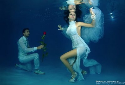 1318411623_underwater-art-fashion-in-pool-11-b177_ru-2013.jpg