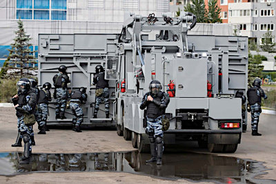 02_russian_riot_police_machine_the_wall.jpg