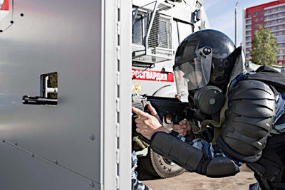 05_russian_riot_police_machine_the_wall.jpg